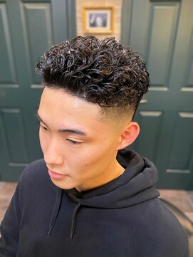 ジェイピークルーバーバーズ(J.P CREW BARBER'S) メンズショートパーマスキンフェードバーバースタイル