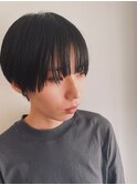 ストレートでタイトに収まるマッシュショート