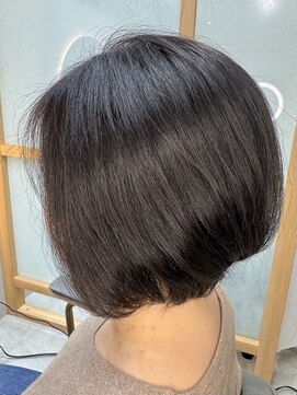 イゾラ(isola) 【isola】大人ショート/扱いやすさ重視/カットだけでまとまる