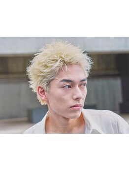《流行のメンズブリーチカラー》スパイキーショートとハイトーンカラーの相性が◎[渋谷/メンズカラー]