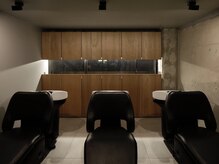 シャウルデッサントウキョウ 表参道(CHARLES DESSIN Tokyo)の雰囲気（フルフラットシャンプー台で、心地よい時間をお過ごしください）