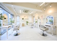 白と水色の可愛い店内♪