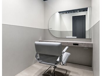 ウル プラス シア(ulu + sia)の写真/【個室サロン】周りを気にせず本音で相談。髪の悩みに徹底的に寄り添うプライベート空間で美髪へ