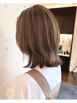 ティーシェル(TIECHEL) 小顔イメチェン、ブルーグレージュカラーくびれレイヤーボブ