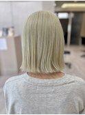 ブロンド切りっぱなし外はねボブ