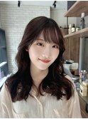 韓国風ヘアスタイル流しシースルーバング顔周りカットセミロング