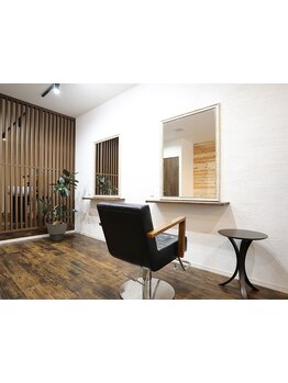 1席だけの美容室だからあなただけのプライベート空間に。気を張らずにお寛ぎいただけるサロンタイムを…。