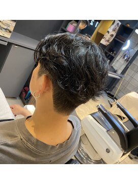 フランクスバーバー アンド ビアークラブ(FRANK'S BARBER and BEER CLUB) 束感ショート 小顔補正立体カットツーブロック刈り上げ　TT