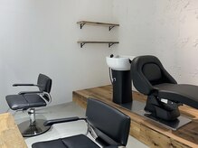 2席　アトリエ風な雰囲気でお子様やご年配の方でもリラックス出来る空間です#板橋本町美容室#板橋#板橋本町