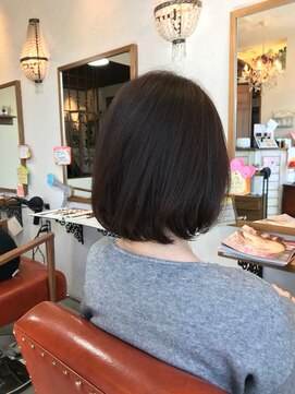 モカ ヘアーデザイン(moca HAIR DESIGN) アッシュに染めた赤みのない肩につくボブ