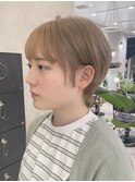 耳かけショートボブ　ハイトーンカラー