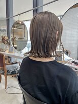 アシェット(assiette)&nbsp;外ハネ 切りっぱなしボブ グレージュカラー【川野 光】