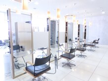 リタ ヒカリノモリ(LiTA. hikarinomori)の雰囲気(開放感がありスタイリッシュな店内)
