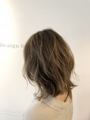 ミディアムヘアー_グレージュエアリー