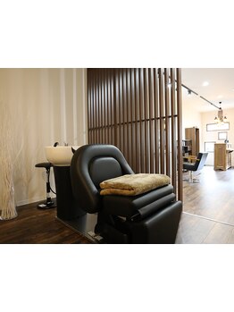 『１席だけの美容室・・・hair space mut』ムクと漆喰を基調としたナチュラルで落ち着ける上質空間。