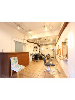 【明石駅徒歩5分】木のぬくもりのある心地よい空間でゆったりくつろげる―和やかな時間をお届けします。