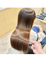 日本に住む方の8割が何かしらの癖があります。癖毛の方は縮毛矯正してから【アルカリ酸熱】の順番がマスト