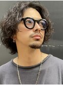 大人の波巻きスパイラルパーマミディアムロングメンズカットヘア