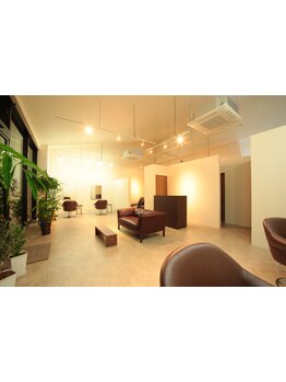 高い天井の広々とした店内で贅沢な時間を…★高技術と温かな接客できっとあなたのパートナーサロンに♪