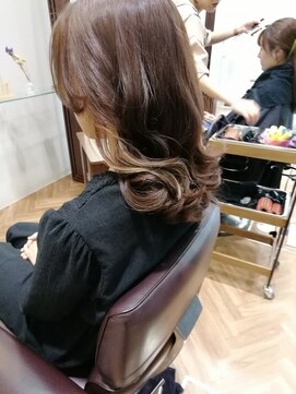 オラ ボーテ(Aura Beaute) 透明感溢れるベージュ系イヤリングカラー