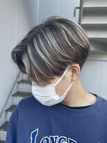 トゥイン 八王子(TWIN)&nbsp;刈り上げセンターパートブルーブラックハイライトメッシュ