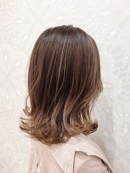 イルミナやアディクシーなど有名ブランドの薬剤を用いたオリジナル調合で、お客様のなりたい髪色を表現◎