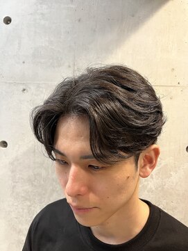 リベルテ グリット(Liberte Grit) 黒髪×フェザーパーマで上品な色気センターパートスタイル