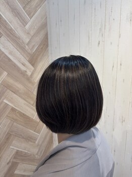 白髪を隠すから“魅せる”へ。艶と透明感ある大人カラーで美髪を叶える☆【川越】