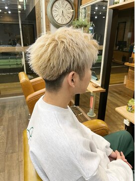 トルチェ(toRtue) 束感ショート アップバング ホワイトカラー