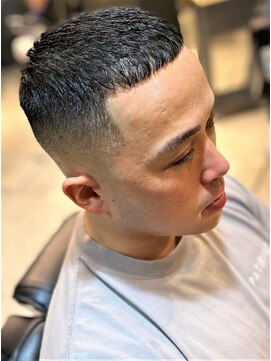 フランクスバーバー アンド ビアークラブ(FRANK'S BARBER and BEER CLUB) バーバースタイルフェードカットバズニグロアイロンパーマ　F