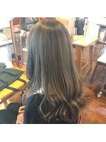 ピースリーヘア バイ カーサ(peathree.hair by CASA)&nbsp;グレイ　×　シルバーアッシュ