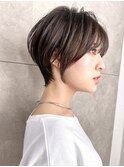 アッシュベージュ、前髪長めショートボブ、 クールショート、柴