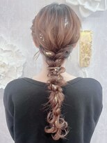 結婚式 お呼ばれ 三つ編み×編みおろし+金箔ヘア