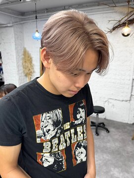 リア(riah) マッシュショート/センターパート/ブリーチカラー/ベージュ