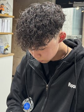 イーラ(era) スパイラルパーマ平巻きスペインカール刈り上げ前下がり