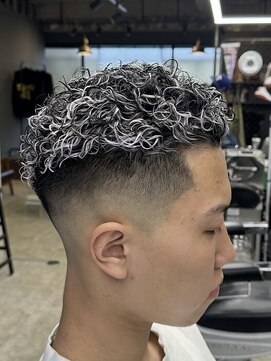 ザ アリー(The Alley) ホワイトメッシュ×オールバックパーマ