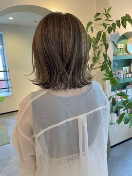 ユヌ(Une) ベージュ　アッシュベージュ　グレージュ