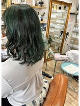 ハウオリ ヘアーワークス(Hauoli hair works) シースルーハイライト×エメラルドグリーンカラー