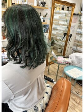 ハウオリ ヘアーワークス(Hauoli hair works) シースルーハイライト×エメラルドグリーンカラー