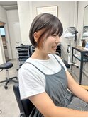 ショートボブ　イヤリングカラーオレンジ