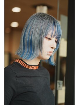 ミューズ バイ ケンジ(MUSE by KENJE) インナーカラーブルーボブショートバングカラー外はね