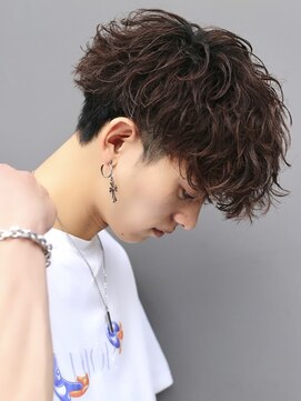 刈り上げツーブロック無造作パーマスペインカールショート