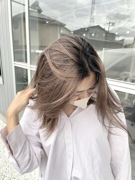 ヘアデザイン ゴドバン(Hair Design Gdobant) #ミルクティーベージュ#ダブルカラー#根元はわざと暗く#切りっぱ