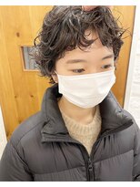 コス(kos)&nbsp;『UEKI』パーマでつくるクセ毛ショート