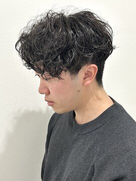 ヒュイル バイ ニアウ(Hwyl by Niau) メンズマッシュセンターパートシャドウパーマニュアンスパーマ