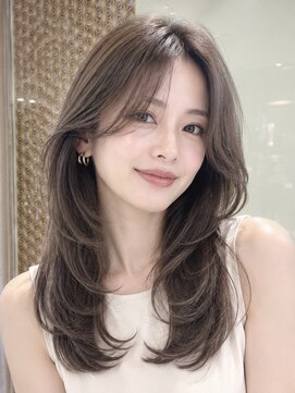 オアシスアヴェダ ザ・ペニンシュラ東京(OASIS AVEDA) 大人セミロングレイヤー・前髪カット・艶髪・グレージュ30代