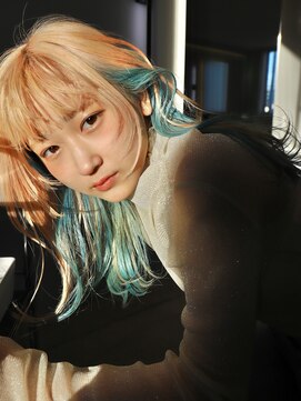 ケリーアン 太田(kelly.un) お顔まわりカット / レイヤーミディ / イヤリングカラー水色