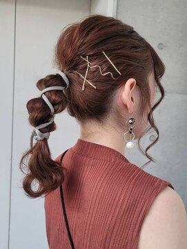 スタジオカラー(Studio Color) 紐を使ったポニーアレンジ