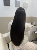 「黒髪ロングに映えるしなやかな艶と上質なストレート」