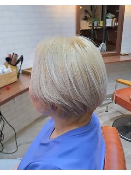 ヘアーサロン カヴィエ(hair salon covie) Wカラー　ベージュカラー　ショートヘア